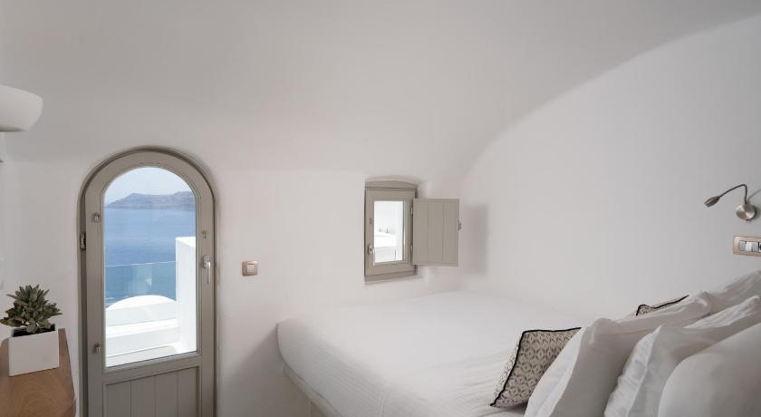 Image of Honeymoon Suite with outdoor hot tub and Caldera View 17