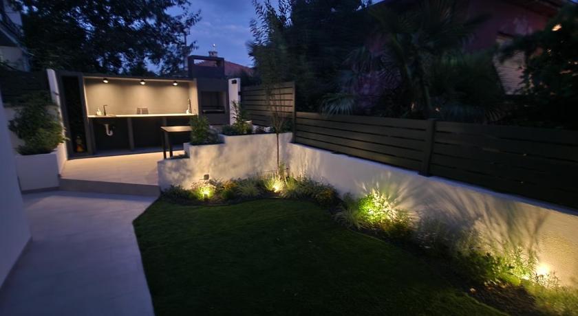 Urban Oasis - private fenced garden with BBQ area - image 24
