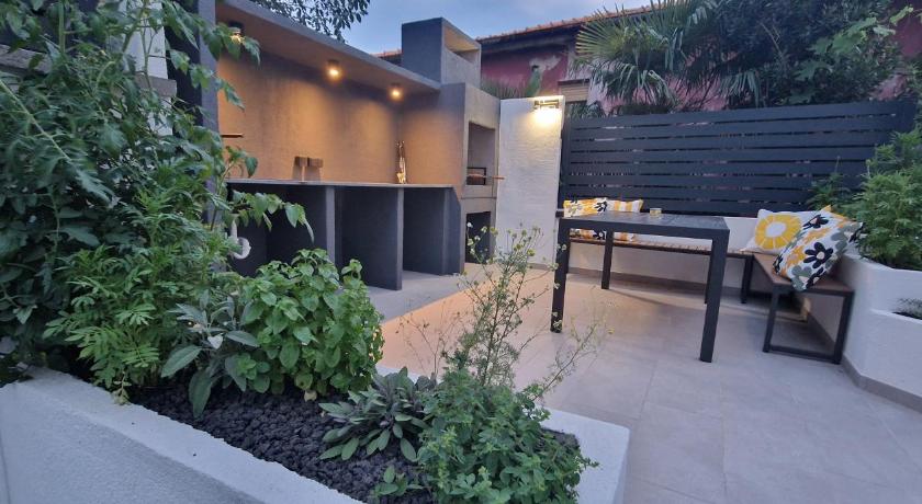 Urban Oasis - private fenced garden with BBQ area - image 36