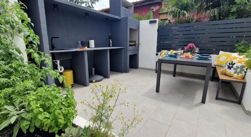 Urban Oasis - private fenced garden with BBQ area - image 47