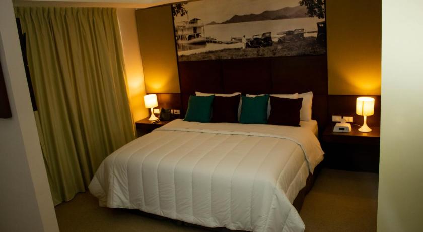 Image of Deluxe King Suite 1