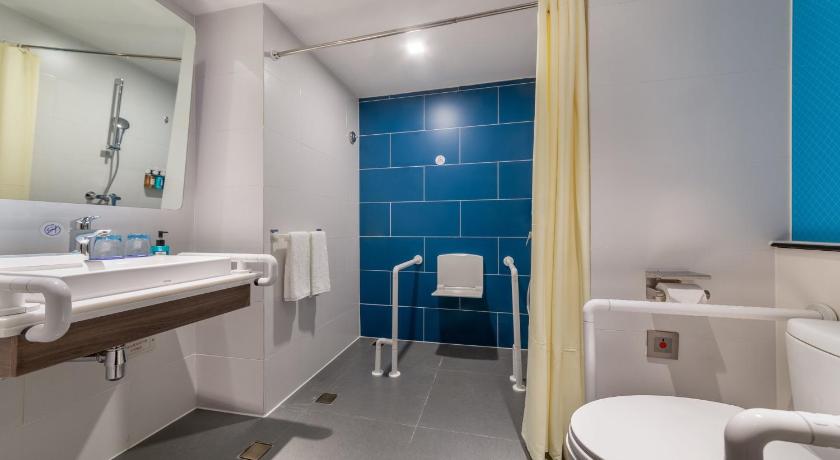 Image of Double Room with Mobility Accessible Roll In Shower 4