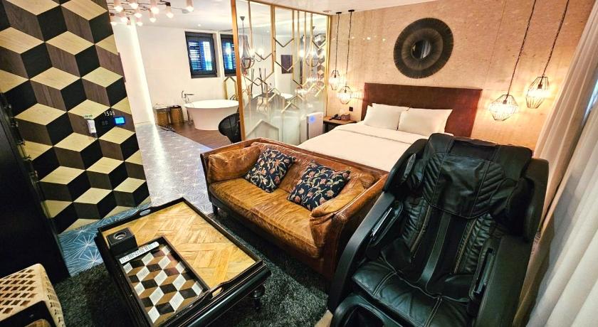 Image of Designer Suite - Bath Bombs Included 10