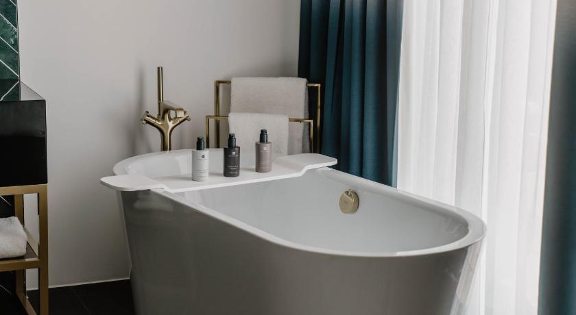 Image of 1 Bedroom Suite Dockview Balcony Top Floor Feature Bath 5