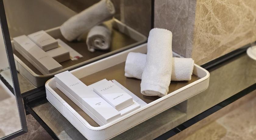 Image of LUXURY PREMIUM ROOM, 2 Single Beds, City View, High Floor 4