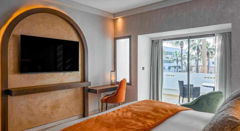 Image of Deluxe Room with A Balcony, 1 King-Size Bed and Ocean View 1