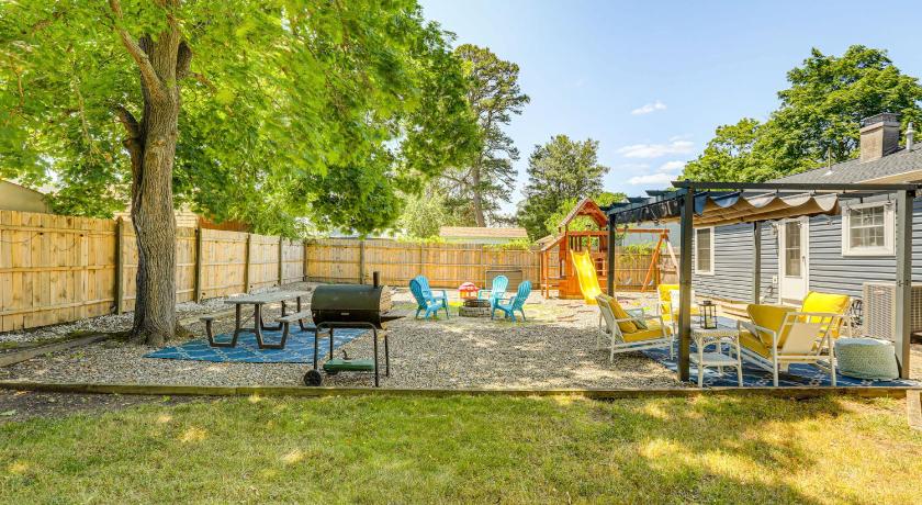 Bayville Getaway with Fire Pit - 2 Mi to Beach!