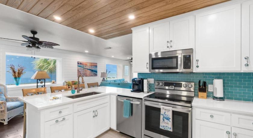 Fort St. Joe Private Beachfront Home | Sleeps 12 | Balconies, Kayaks & Ocean Views 4-Star Accommodation room