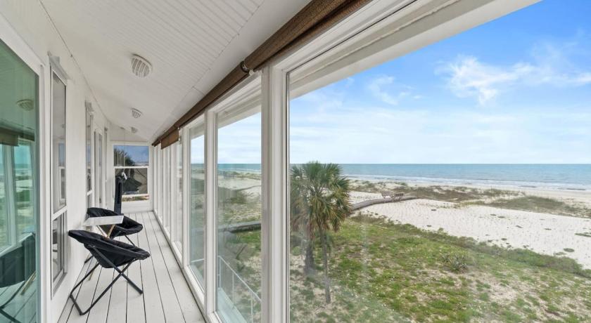 Fort St. Joe Private Beachfront Home | Sleeps 12 | Balconies, Kayaks & Ocean Views 4-Star Accommodation pool