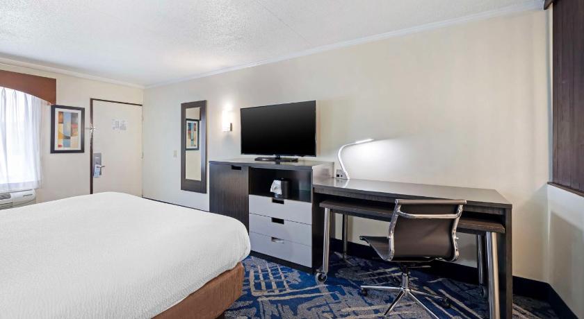 Image of King Room with Shower Only - Non-Smoking 3