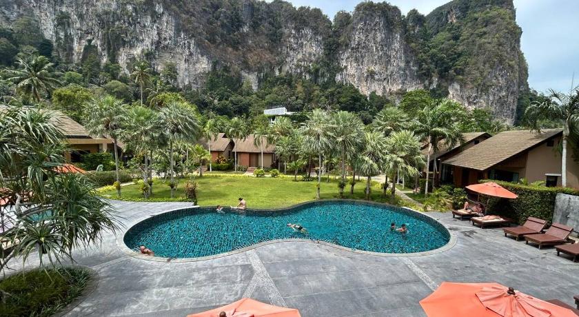 Image of Family Room with Pool and Mountain View 3