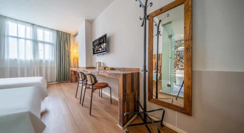 Image of Twin Room with Private Bathroom 15