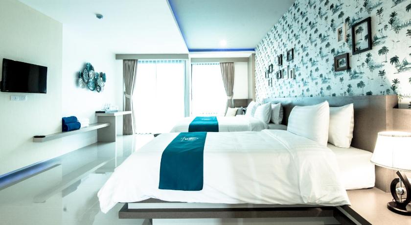 Image of Family Poolside Room 0