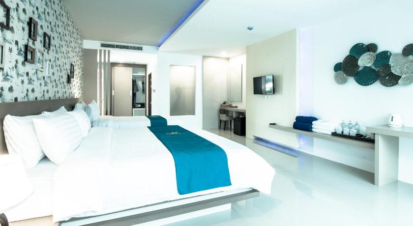 Image of Deluxe Pool Access 9