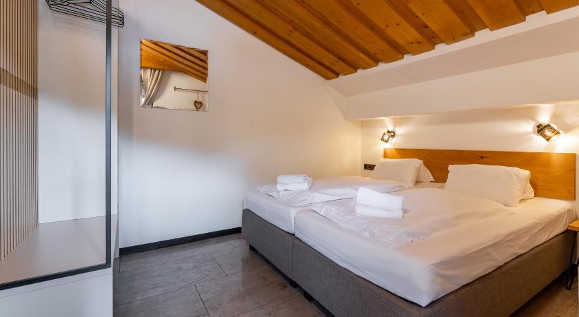 Image of Three-Bedroom Apartment with Balcony Alm 2 6