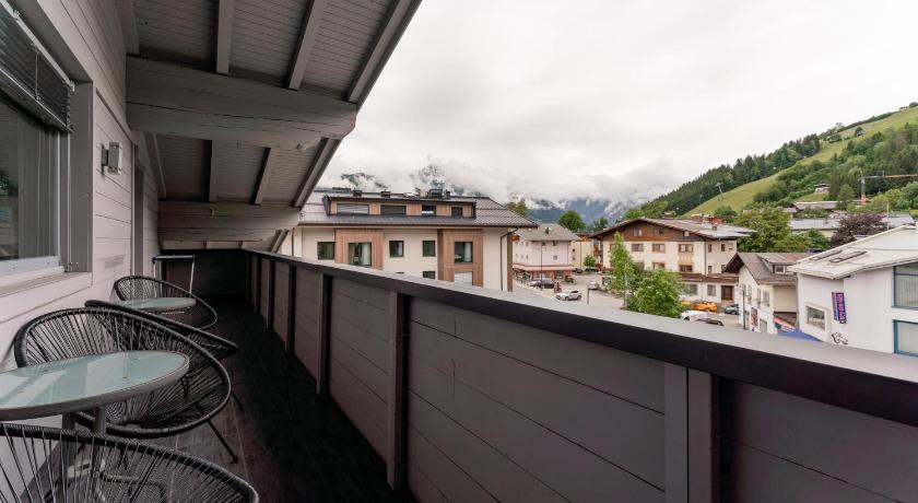 Image of Three-Bedroom Apartment with Balcony Alm 2 1