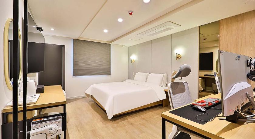 Image of 2PC Room 14