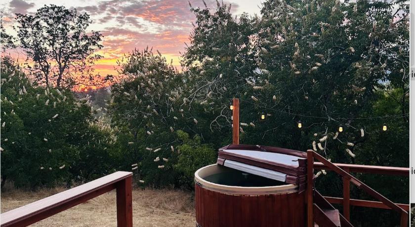 コンビル (CA) Modern House on 5 acr in Sequoia National Forest 4つ星 宿泊施設 レストラン