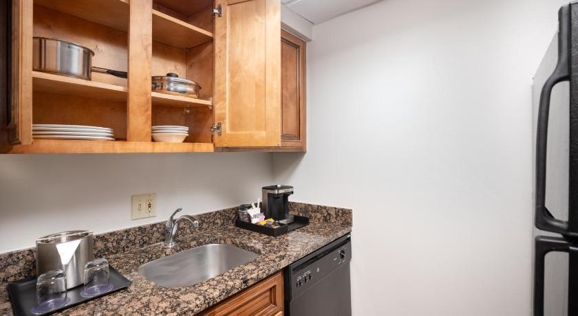 Image of 1 KING JR SUITE MOBILITY ACCESS TUB - KITCHEN 9