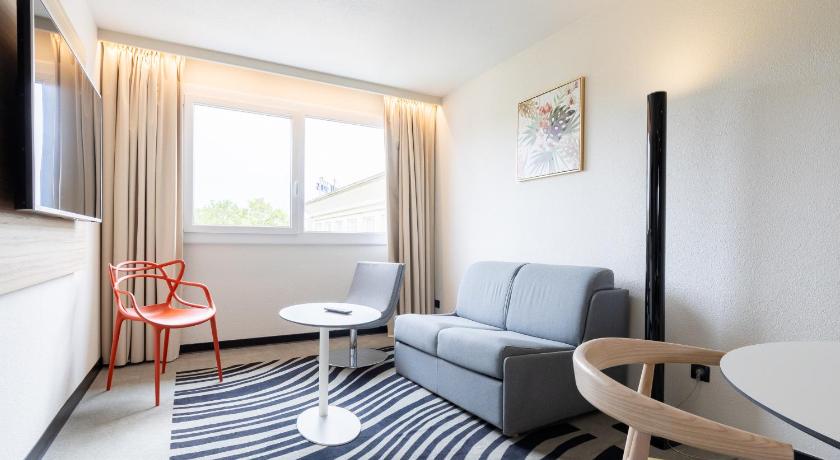 Image of Superior non-smoking suite with 1 double bed an d single convertible sofa 9