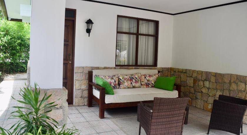 Image of Standard Triple Room with Garden View 6