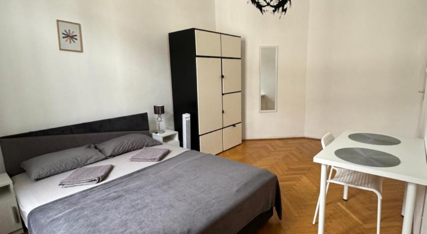 Image of Double or Twin with Shared Bathroom 4