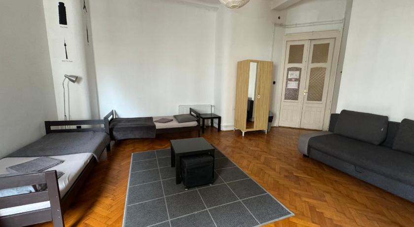 Image of 3 Bed Private Room 7