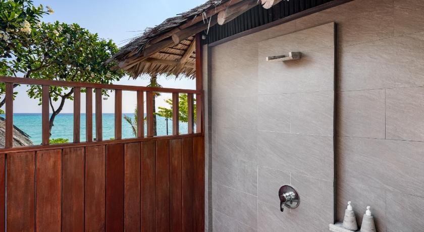 Image of Beachfront Junior Suite 17