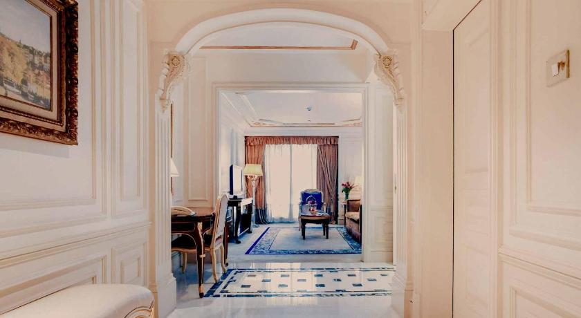 Imagen de Deluxe Suite (Include one Breakfast, Lunch,Dinner & Afternoon Tea) 2