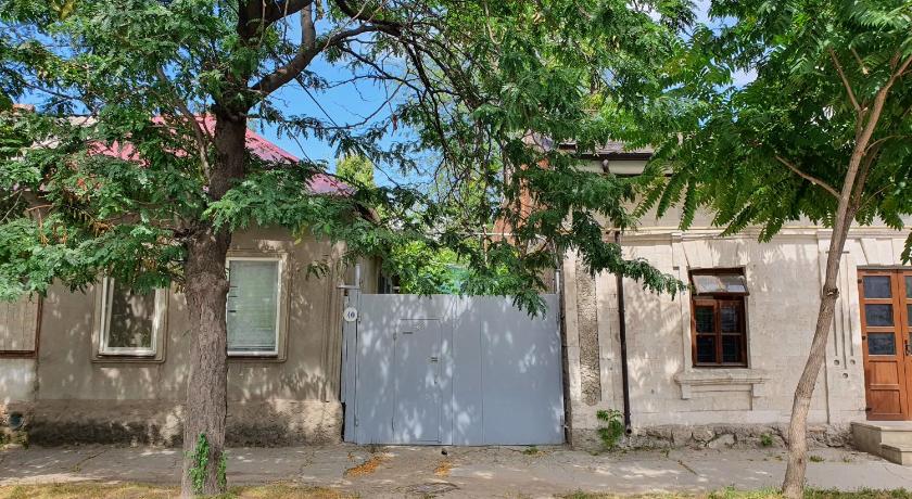 Authentic townhouse - main image