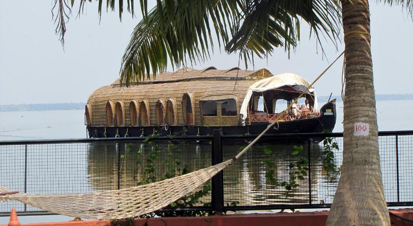 Abad Whispering Palms Kumarakom Hotel