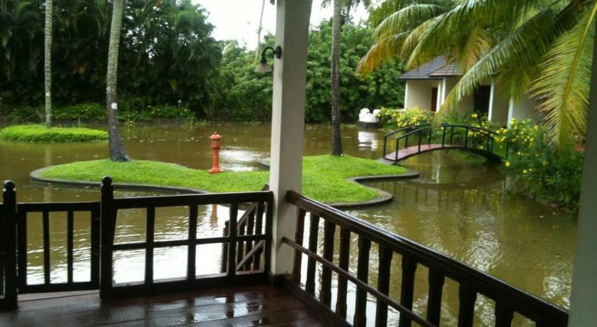 Abad Whispering Palms Kumarakom Hotel