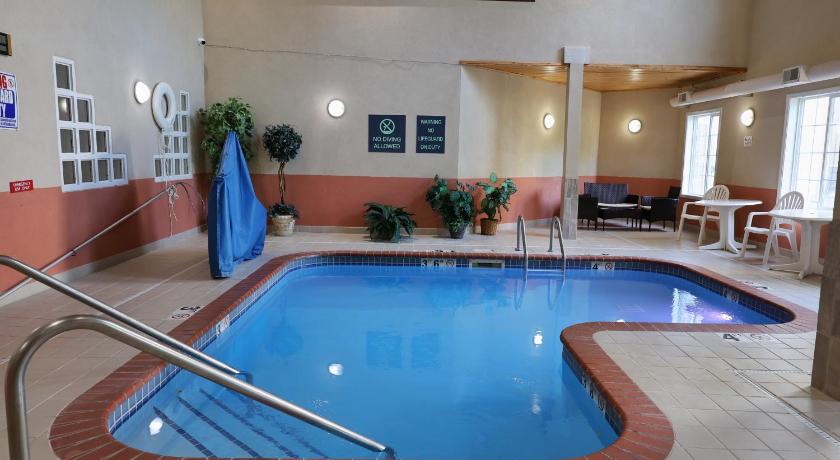 マディソン MainStay Suites Madison Airport 2つ星 ホテル プール