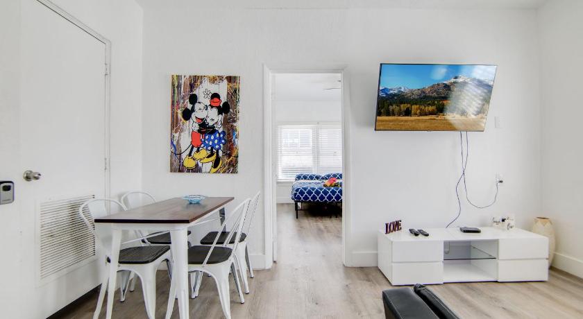 Miami Beach 13th Street, 2 Bedroom by Deco 305- Walk to Beach 4-Star Accommodation suite