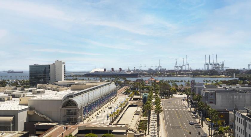Immagine di M Club lounge access, Club Guest room, 1 King, Harbor view (Mobility Accessible w/Roll-in Shower) 8