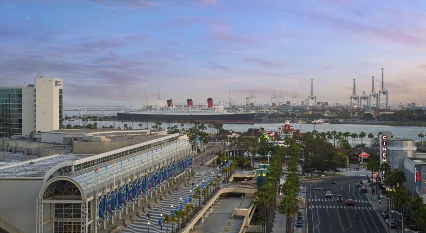 Immagine di M Club lounge access, Club Guest room, 1 King, Harbor view (Mobility Accessible w/Roll-in Shower) 9