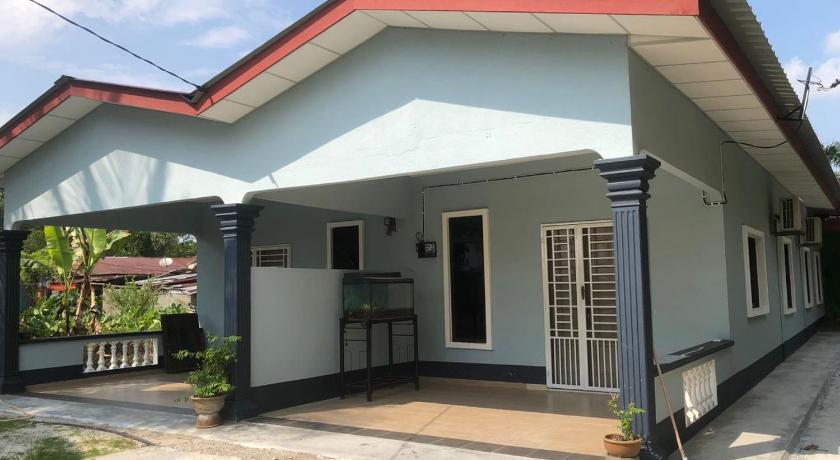 바투 파핫 바투 파핫 시티 센터의 프라이빗 하우스 (75m², 침실 2개, 프라이빗 욕실 2개) (Etosh Homestay) 3성급 게스트하우스 수영장