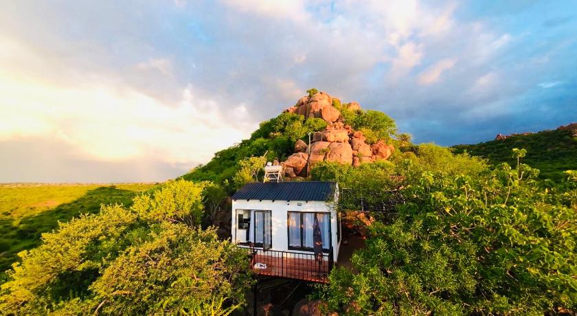 Makgobelo Lodge -The White House - Solar powered