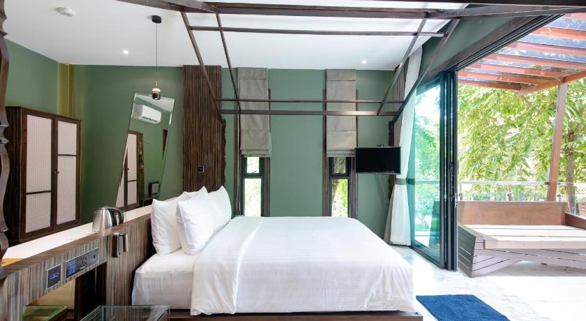 Image of Grand Wooden Style Suite 3