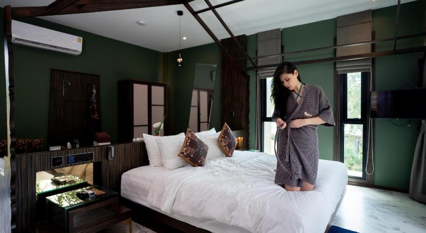 Image of Grand Wooden Style Suite 0