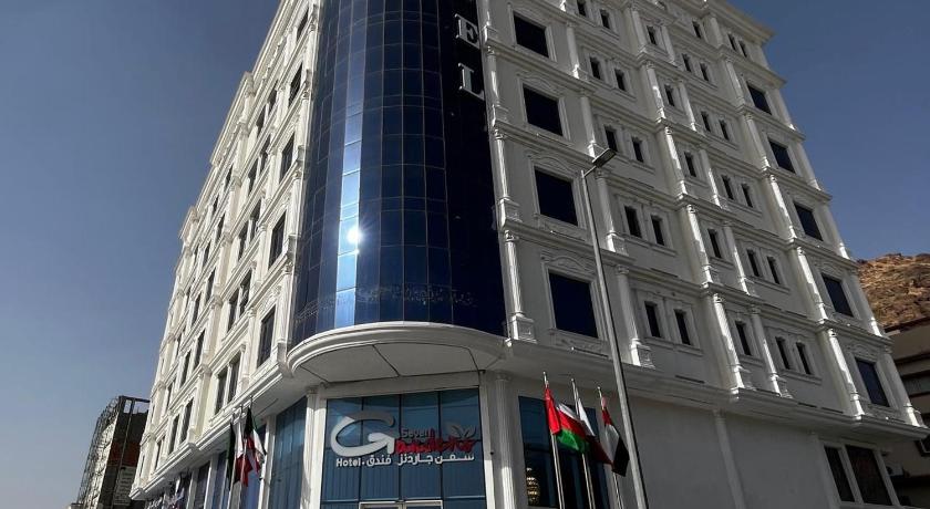 سفن جاردنز المطار