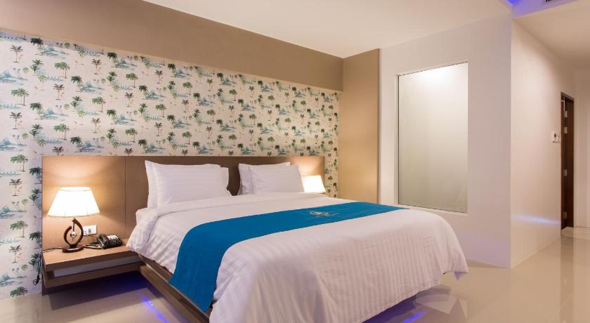 Image of Deluxe Pool Access 10