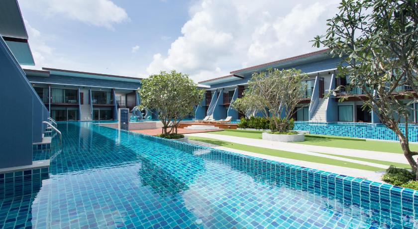 Image of Family Poolside Room 3