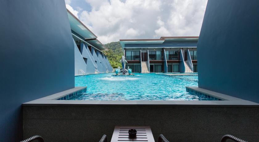 Image of Deluxe Pool Access 3