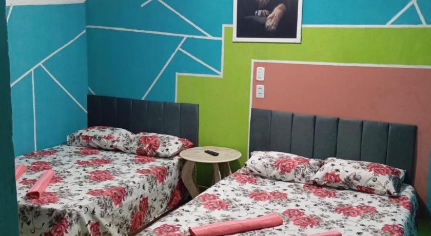Quarto, garagem, portao automatico, banheiro, wi-fi, tv, frigobar e ventilador de teto
