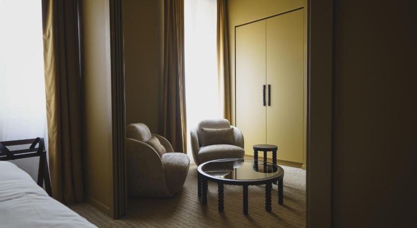 Image of Junior Suite Shower and Bath 5