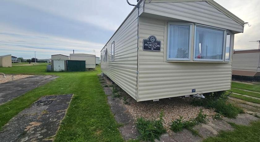 3 bedroom caravan close to beach and fantasy island