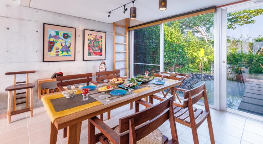 冲绳岛 屋上ジャグジー付きBBQ可能 美ら海水族館まで4分 Bise Museum villa 住宿 餐厅