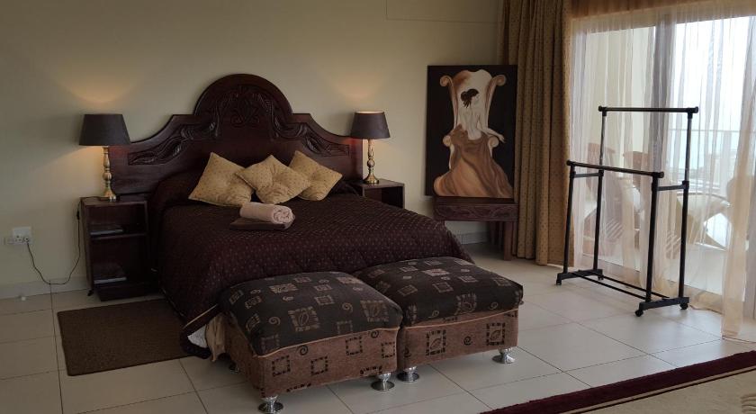 Image of Queen Suite with Spa Bath 4