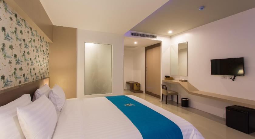 Image of Deluxe Pool Access 12